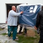 Přesun 200 kg těžkého tepelného čerpadla do úzkého průchodu za dům není nic jednoduchého.