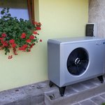 Tepelné čerpadlo vzduch/voda a solární systém pro vytápění a přípravu teplé vody