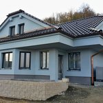 Tepelné čerpadlo pro vytápění a ohřev vody v rodinném domě na Karlovarsku.