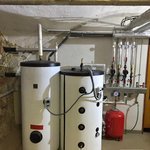 Technická místnost s akumulační nádrží, zásobníkem teplé vody a regulátorem IR 12 CTC