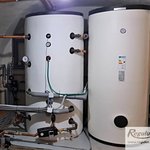 Teplo se ukládá v akumulační nádrži PS 1000 N+ a zásobníku teplé vody RBC 1000 HP