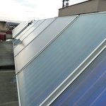 Solární panely pro solární ohřev vody. Bytový dům Hudečkova, Praha 4