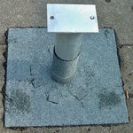 Ukotvení do střechy pro pole solárních kolektorů. Bytový dům Hudečkova, Praha 4